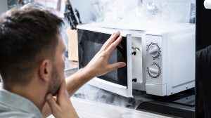 Lee más sobre el artículo 10 cosas que NO DEBES CALENTAR en el horno de microondas